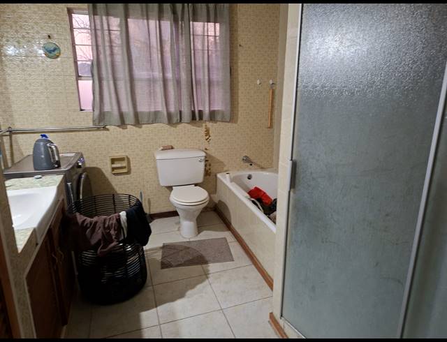 3 BEDROOM FREEHOLD FOR SALE IN LOMBARDY EAST